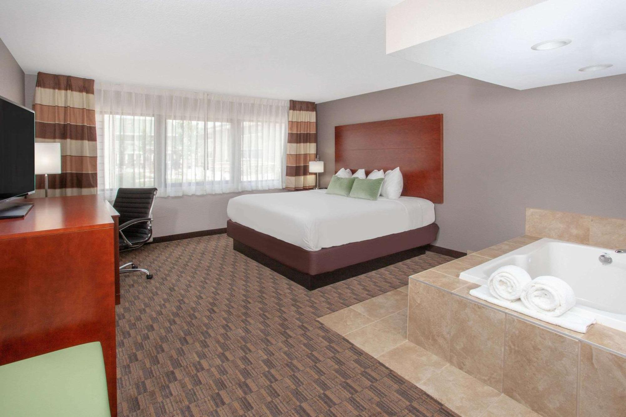 Wyndham Garden Форт Уейн Екстериор снимка