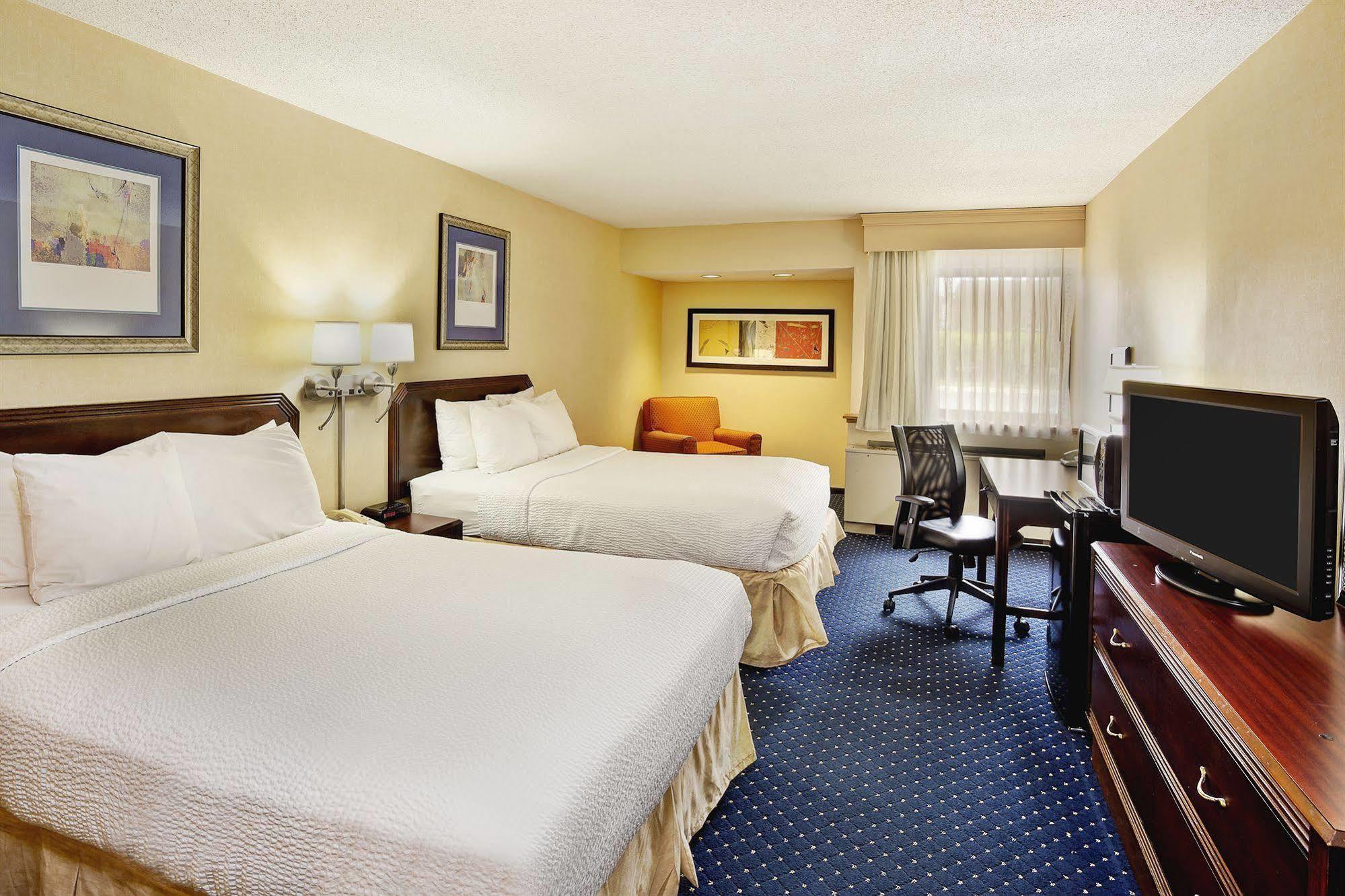 Wyndham Garden Fort Wayne Hotel Екстериор снимка